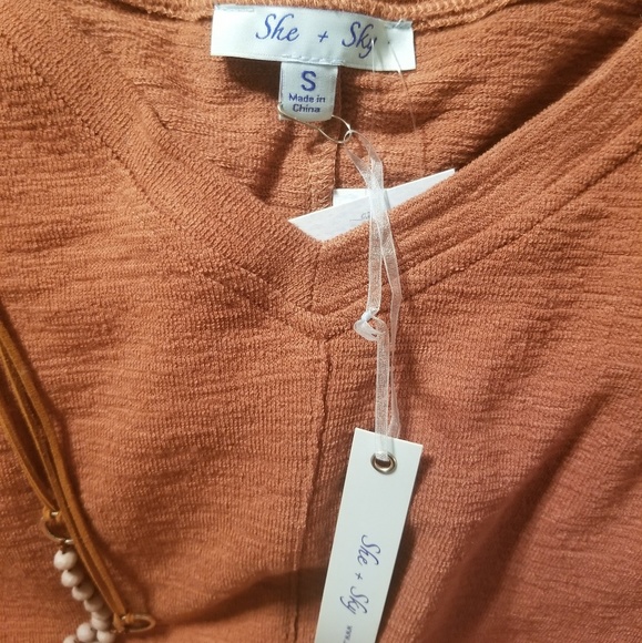 She and Sky Top - Picture 4 of 4